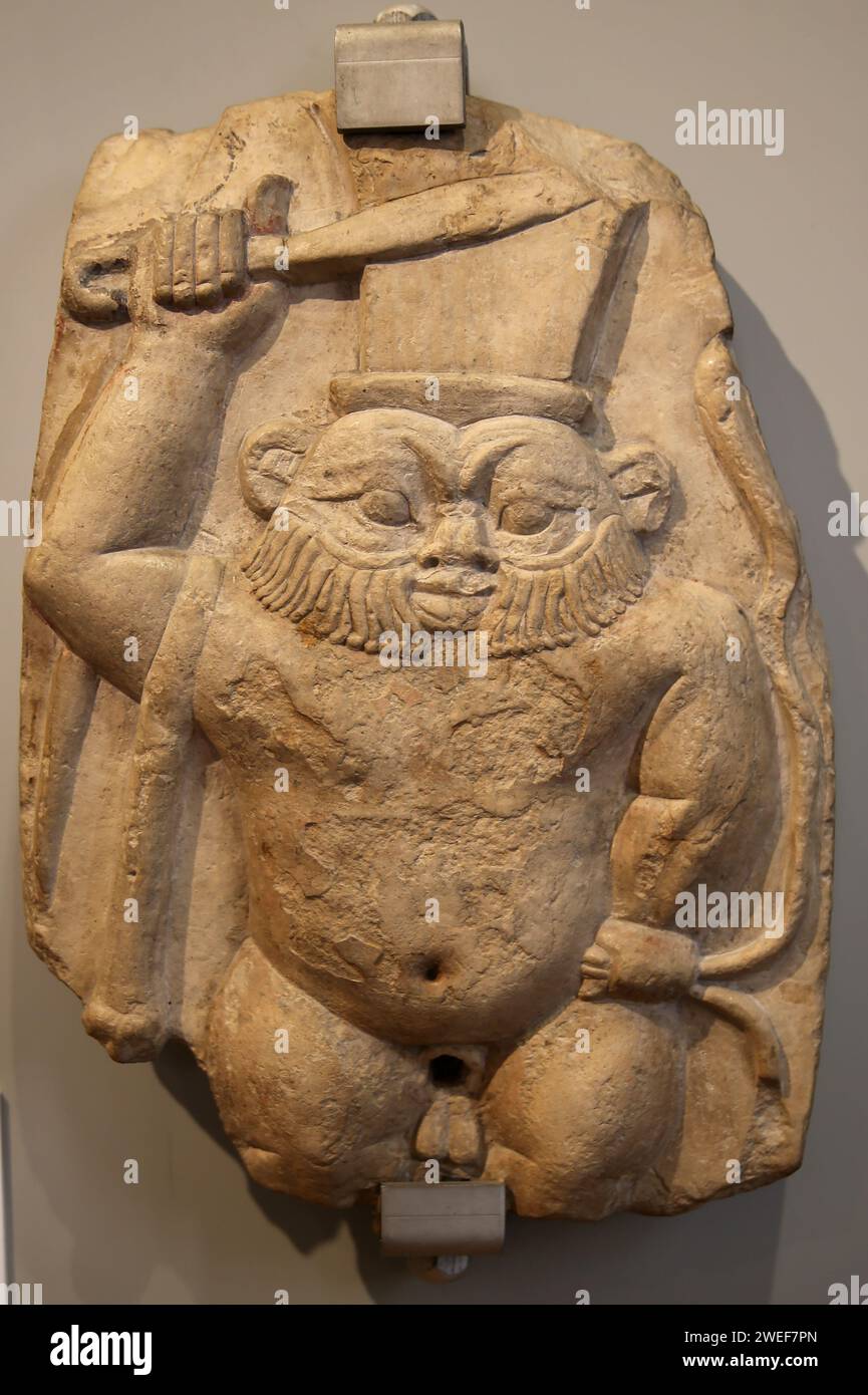 Cippus di Bes. Primo periodo tolemaico. III secolo a.C. Limesstone. Museo Barraco. Roma. Foto Stock