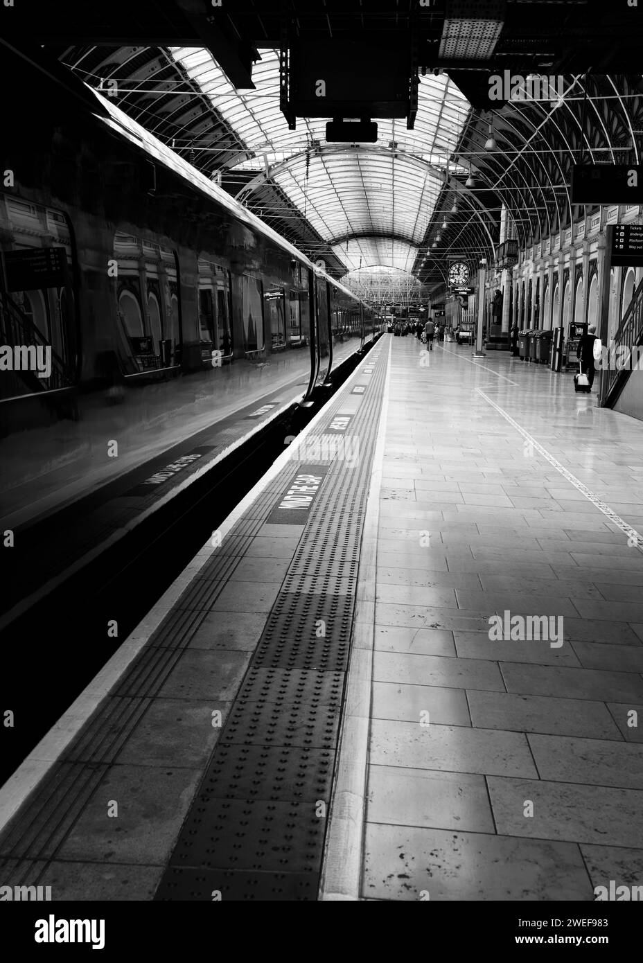 Stazione di Paddington con treno sulla piattaforma pronto per la partenza. Foto Stock