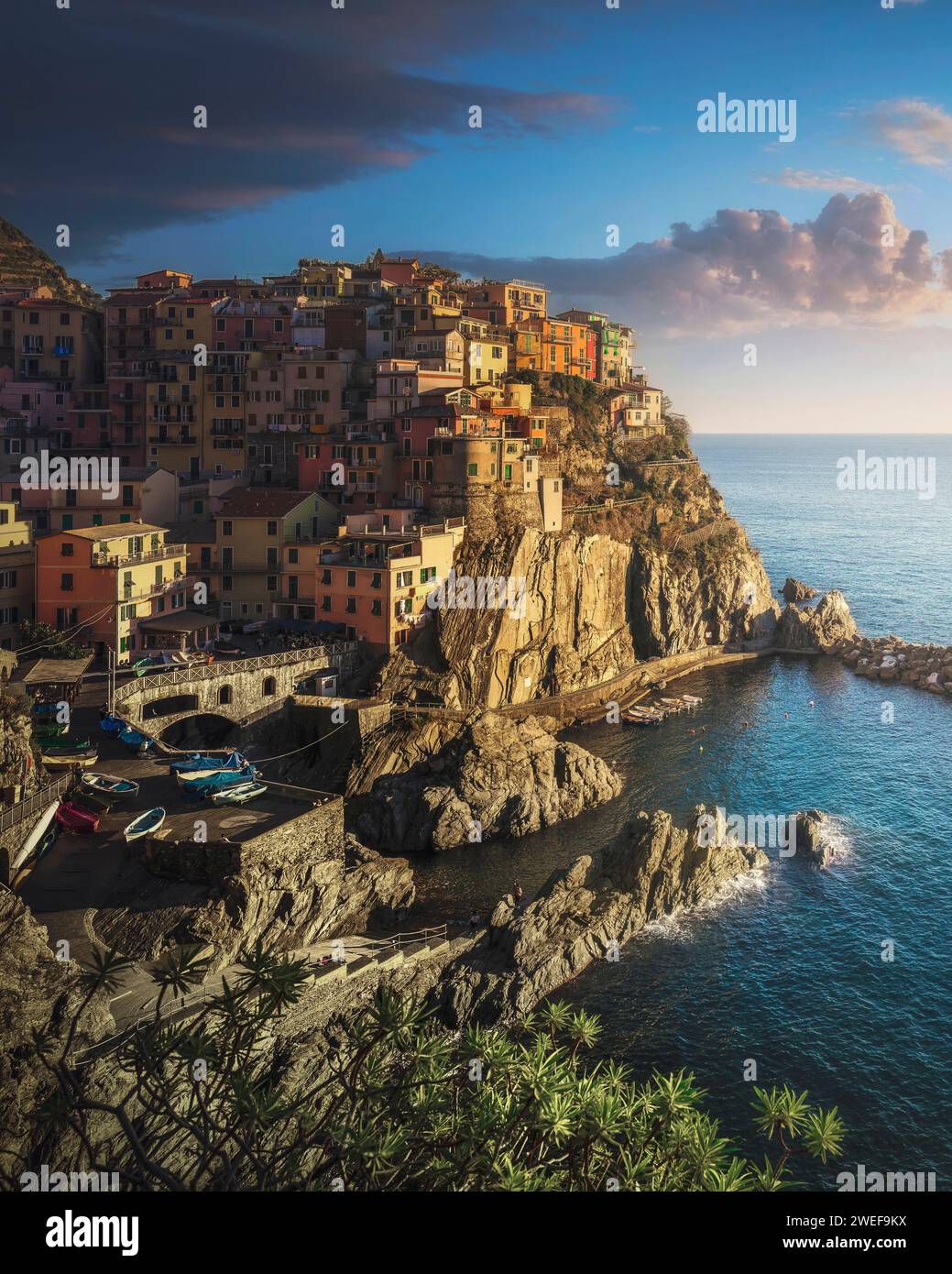 Il bellissimo villaggio di pescatori di Manarola sulle rocce del Parco Nazionale delle cinque Terre, regione Liguria, Italia, Europa. Foto Stock