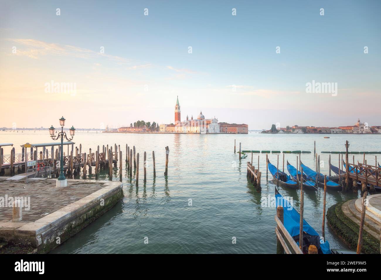 Laguna di Venezia all'alba, chiesa di San Giorgio maggiore e gondole. Italia, Europa. Fotografia a lunga esposizione. Foto Stock