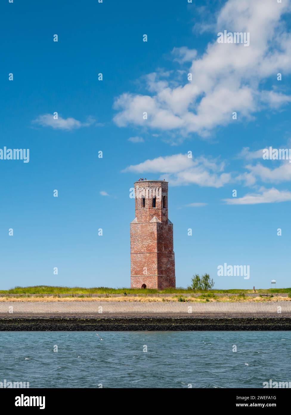 Ex torre della chiesa Plompetoren sulla diga a Oosterschelde, Schelda pasquale, estuario, Zelanda, Paesi Bassi Foto Stock