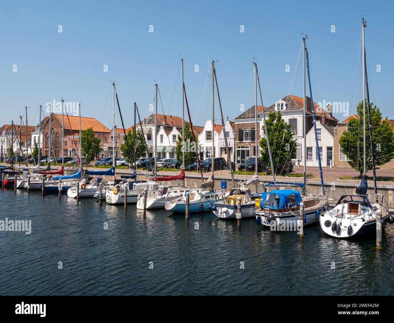 Porticciolo con yacht nel vecchio porto, Oude Haven, nella città vecchia di Brouwershaven, Schouwen-Duiveland, Zelanda, Paesi Bassi Foto Stock