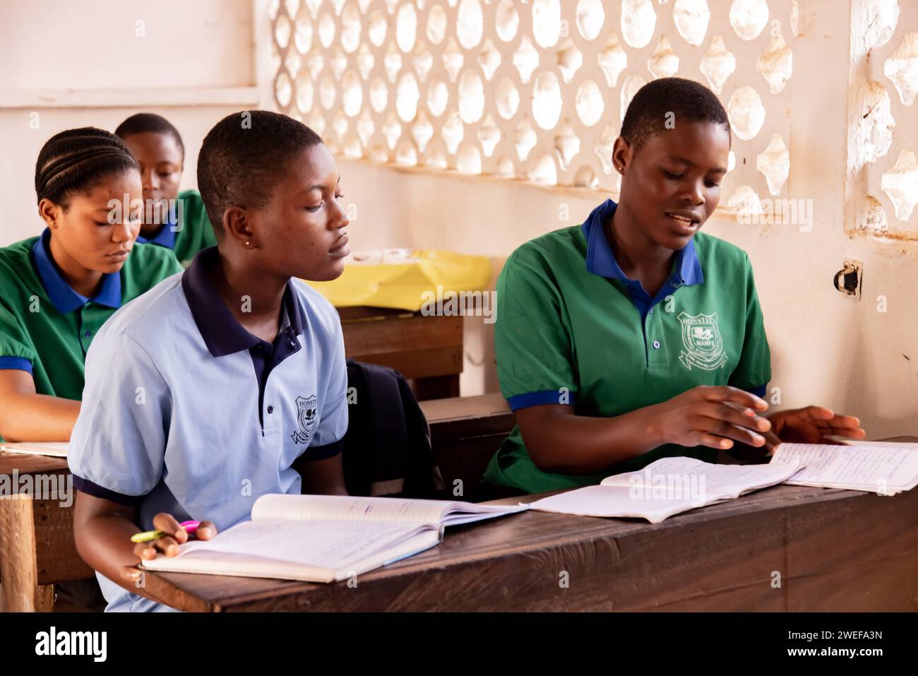 (240125) -- YAOUNDE, 25 gennaio 2024 (Xinhua) -- gli studenti studiano in una classe in una scuola nella regione sudoccidentale del Camerun, 24 gennaio 2024. PER PASSARE A "Feature: Dopo cinque anni di conflitto, le scuole riaprono nelle regioni anglofoniche del Camerun" (Xinhua/Muleng Timngum) Foto Stock