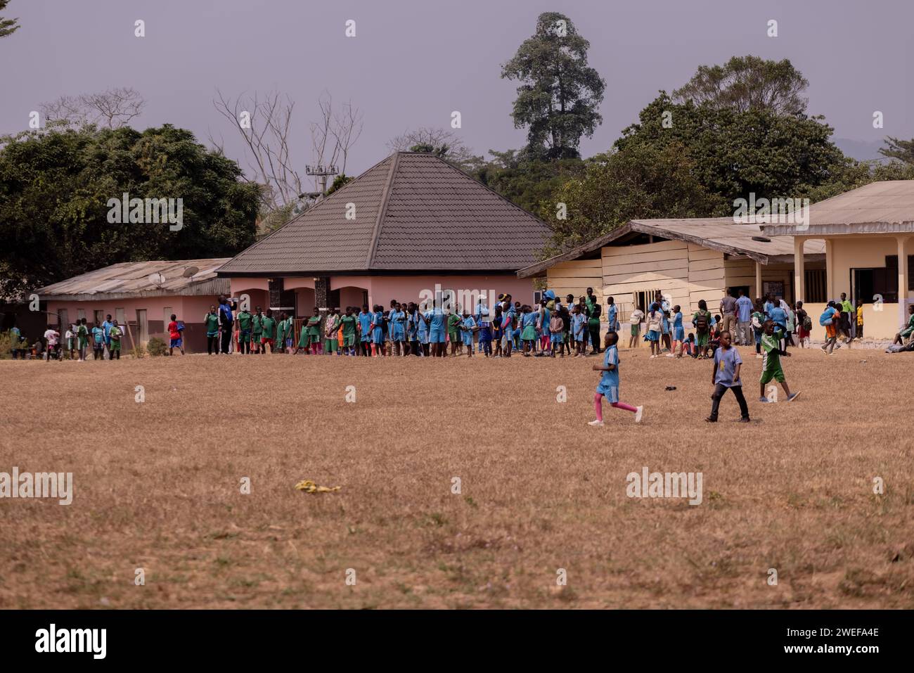 (240125) -- YAOUNDE, 25 gennaio 2024 (Xinhua) -- gli studenti giocano in un parco giochi in una scuola nella regione sud-occidentale del Camerun, 24 gennaio 2024. PER PASSARE A "Feature: Dopo cinque anni di conflitto, le scuole riaprono nelle regioni anglofoniche del Camerun" (Xinhua/Muleng Timngum) Foto Stock