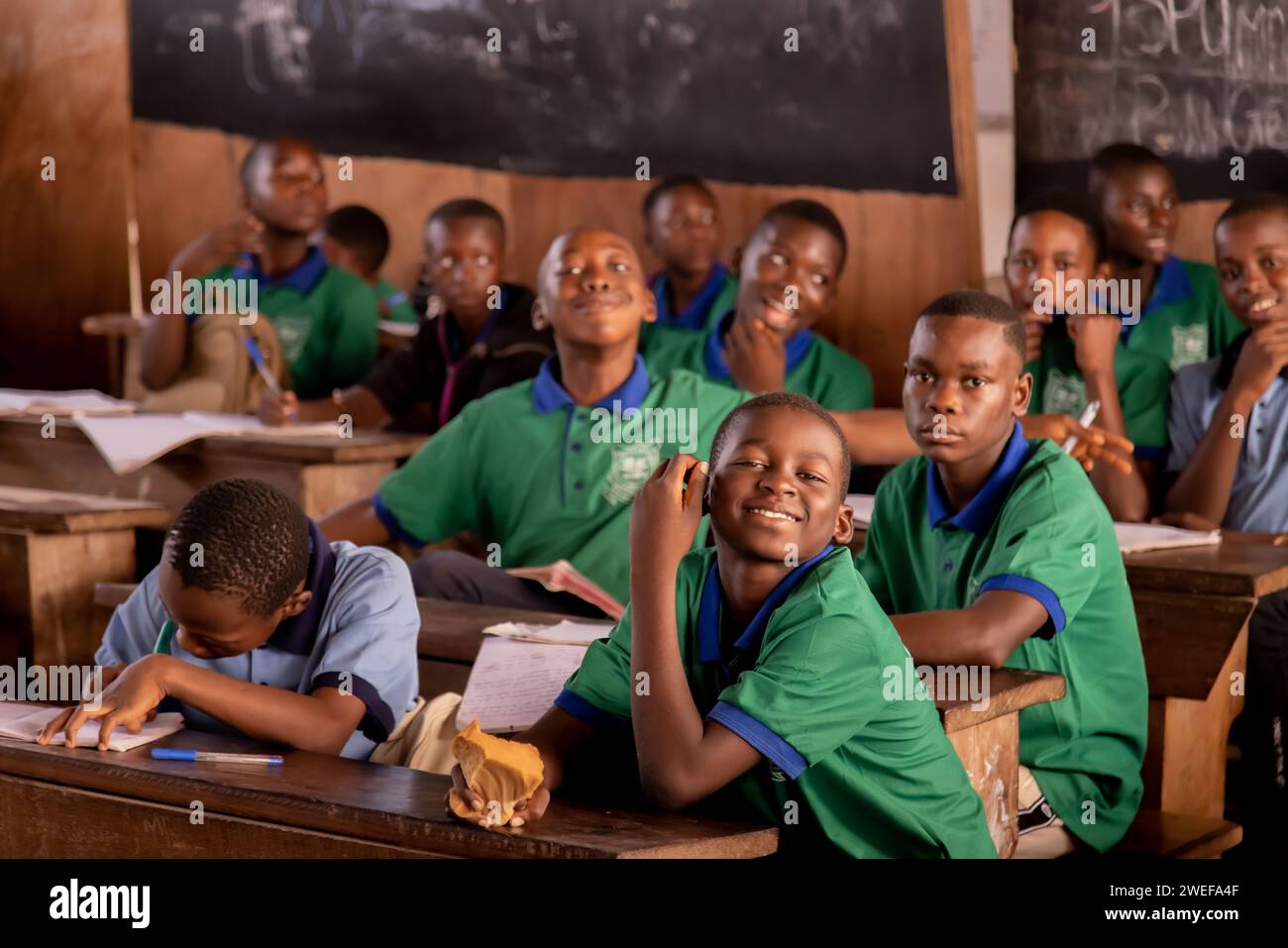 (240125) -- YAOUNDE, 25 gennaio 2024 (Xinhua) -- gli studenti studiano in una classe in una scuola nella regione sudoccidentale del Camerun, 24 gennaio 2024. PER PASSARE A "Feature: Dopo cinque anni di conflitto, le scuole riaprono nelle regioni anglofoniche del Camerun" (Xinhua/Muleng Timngum) Foto Stock
