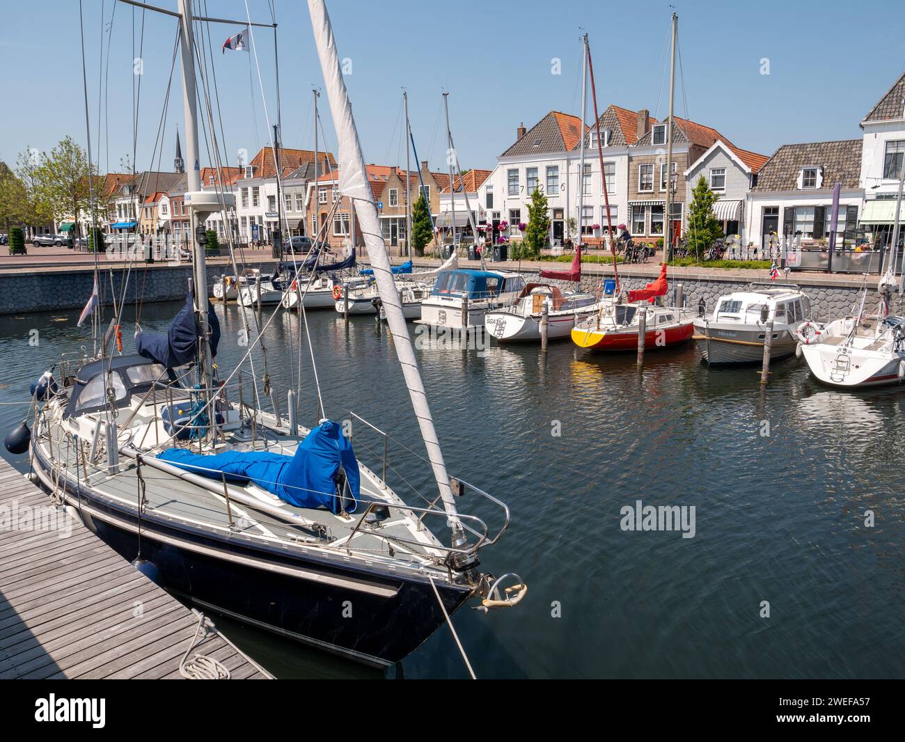 Porticciolo con yacht nel vecchio porto, Oude Haven, nella città vecchia di Brouwershaven, Schouwen-Duiveland, Zelanda, Paesi Bassi Foto Stock