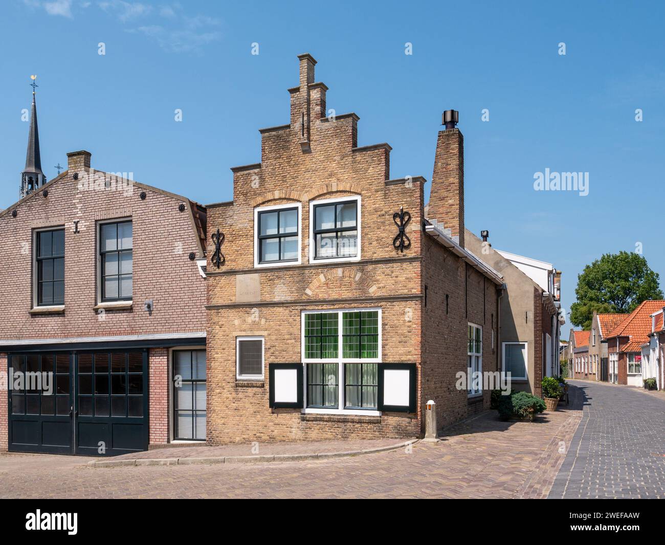 Ex casa dei Jacob Cats con timpano a gradini a Kerkstraat nella città vecchia di Brouwershaven, Schouwen-Duiveland, Zelanda, Paesi Bassi Foto Stock