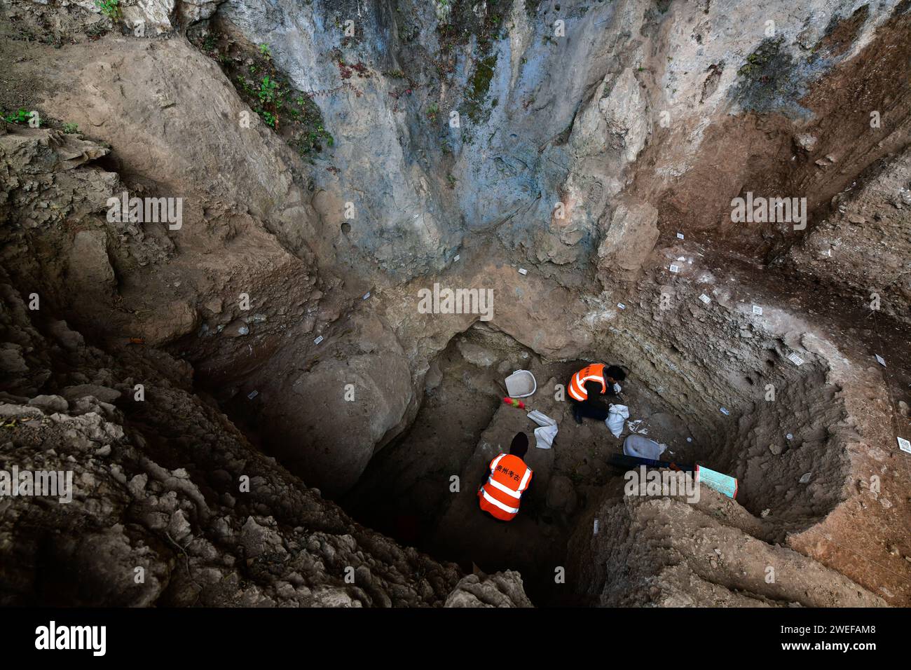 (240125) -- PUDING, 25 gennaio 2024 (Xinhua) -- i membri del personale svolgono un lavoro presso il sito di Chuandong nella contea di Puding, nella provincia di Guizhou della Cina sud-occidentale, 24 gennaio 2024. Grandi quantità di manufatti fatti fatti fatti di pietra, osso e corno sono stati rinvenuti nel sito di Chuandong nella contea di Puding, nella provincia di Guizhou della Cina sud-occidentale, indicando attività umane preistoriche risalenti a più di 55.000 anni fa. Sito di Chuandong, scoperto per la prima volta nel 1978, si ritiene che esistesse durante la fine del Paleolitico medio, il tardo Paleolitico e l'età neolitica. Oltre due anni di lavori di scavo, il trio Foto Stock