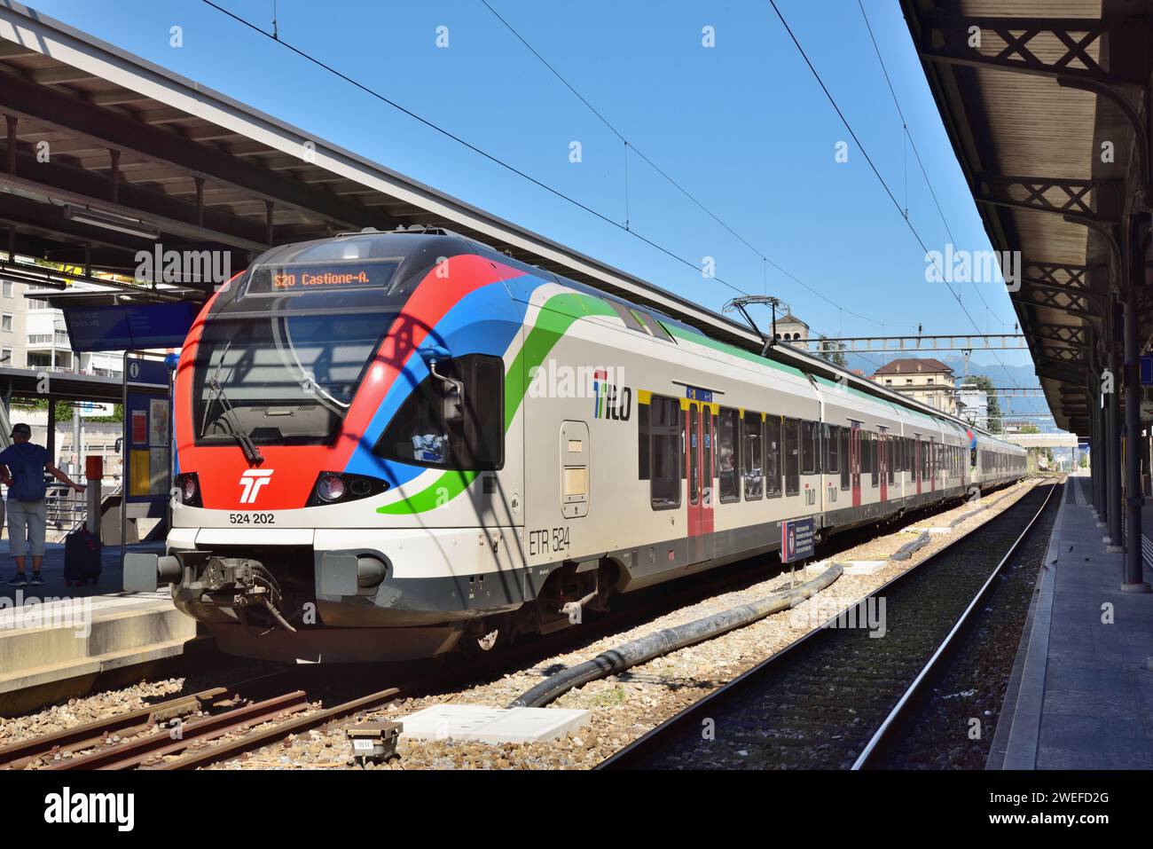 Un treno FLIRT Stadler aspetta alla stazione di Locarno, in Svizzera. Si tratta di una delle quattro unità multiple elettriche di proprietà di Trenord in Italia. Foto Stock