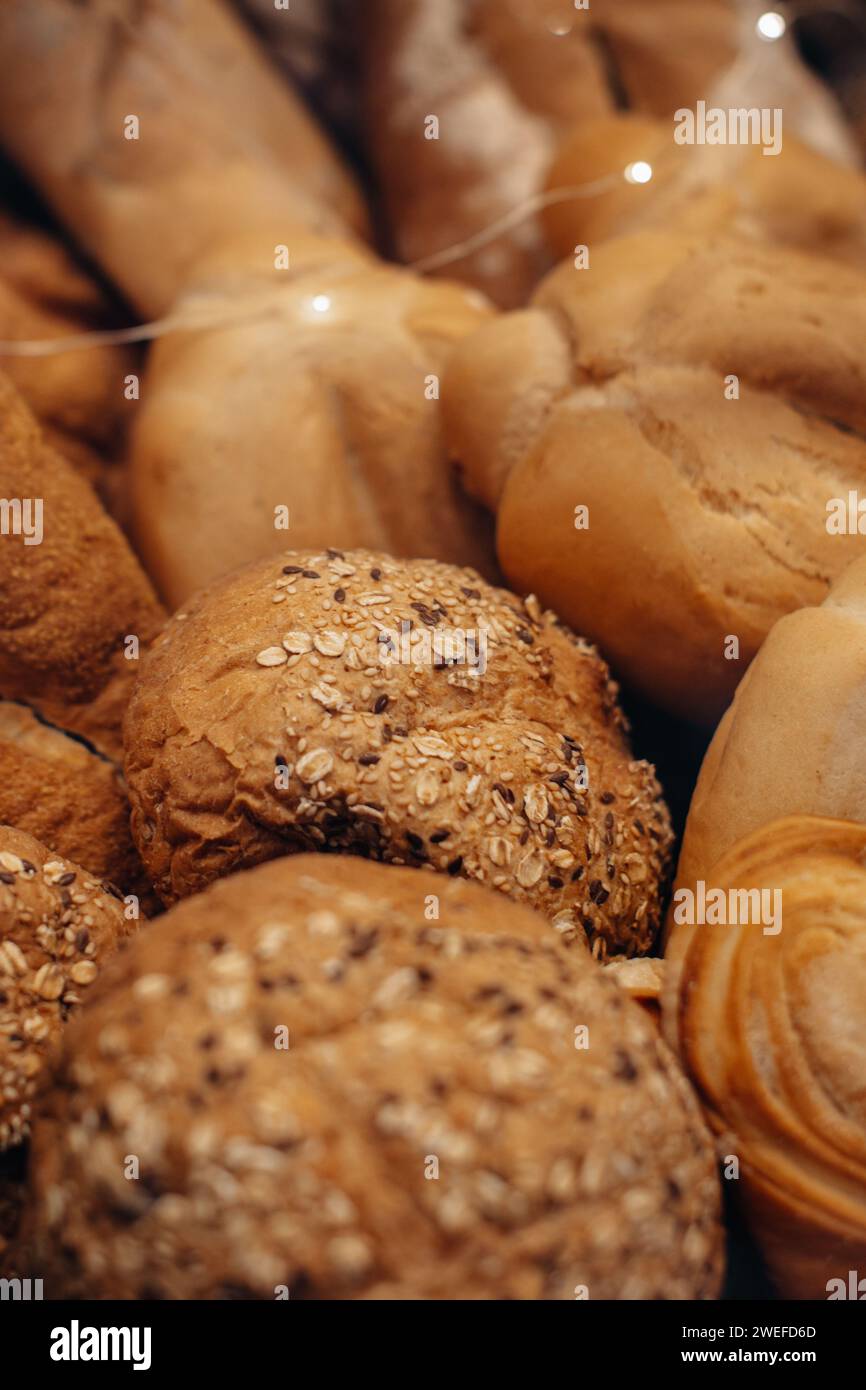 Pane multigrano appena sfornato in un cestino di vimini in un negozio di prodotti da forno Foto Stock