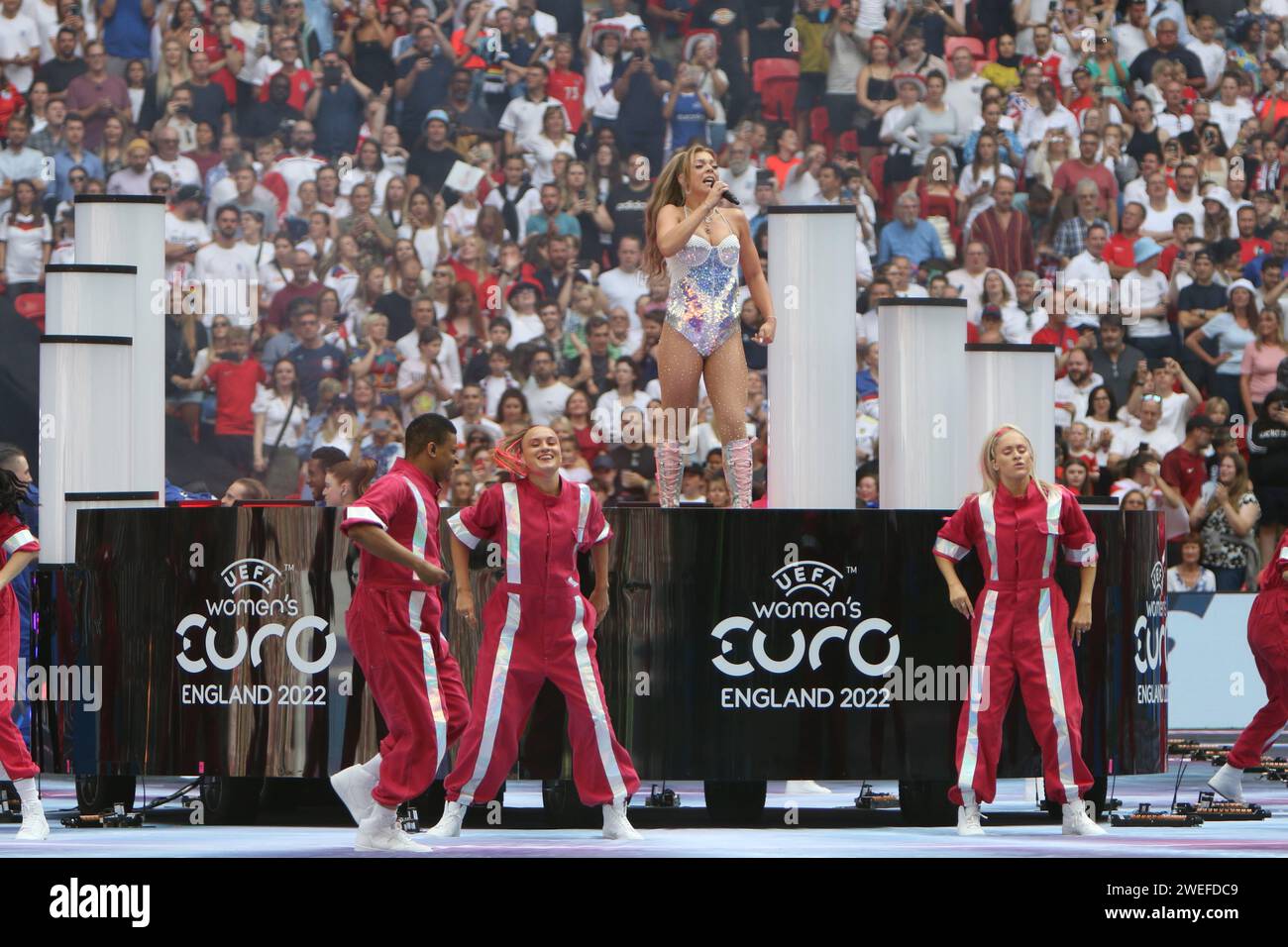 Becky Hill canta alla cerimonia di chiusura prima della UEFA Women's Euro Final 2022 Inghilterra contro Germania al Wembley Stadium, Londra 31 luglio 2022 Foto Stock