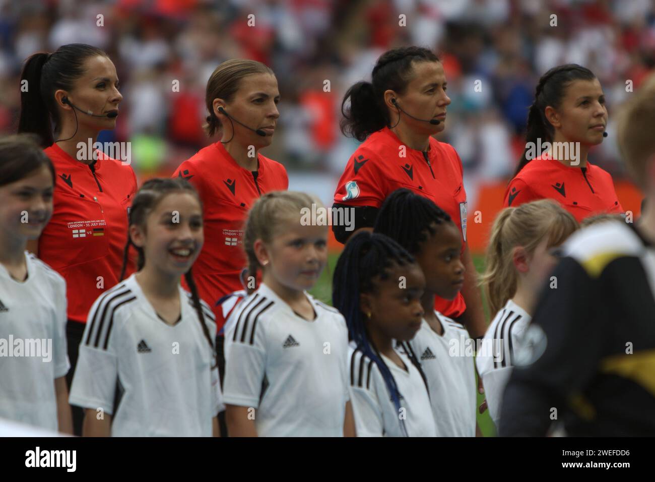Le ufficiali delle partite si schierano durante gli inni della finale UEFA Women's Euro 2022 Inghilterra contro Germania allo Stadio di Wembley, Londra 31 luglio 2022 Foto Stock