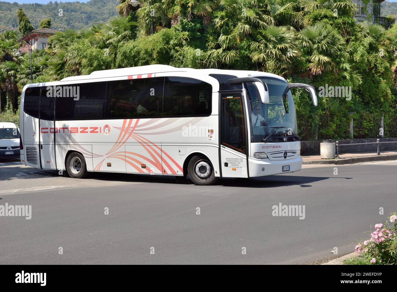 Un pullman Mercedes operato da Comazzi Bus è visibile a Stresa, Italia. Foto Stock