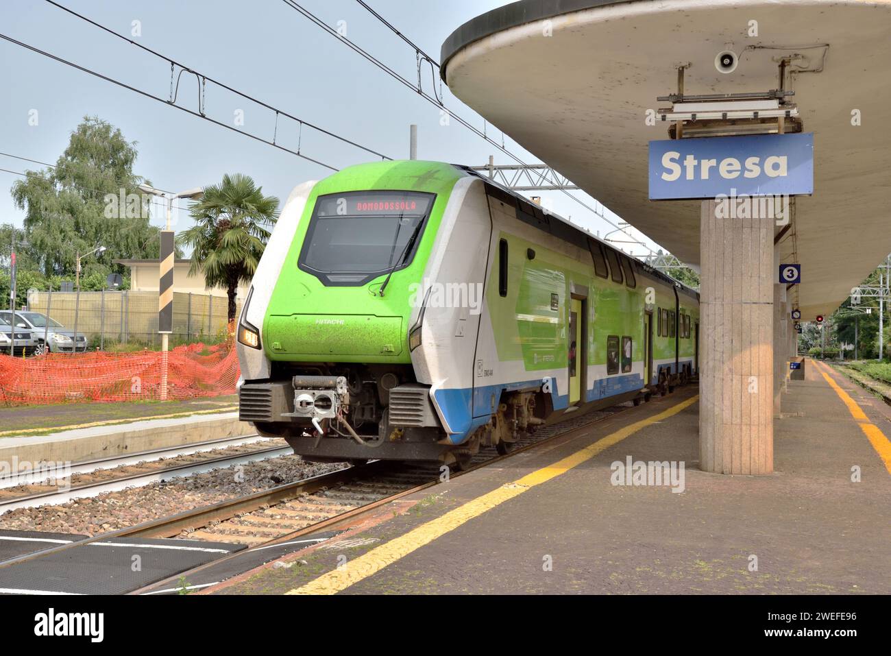 A Trenord classe ETR.421 n.. 421-041 si ferma alla banchina nord della stazione di Stresa con un servizio per Domodossola. Queste unità a 4 auto sono state prodotte Foto Stock