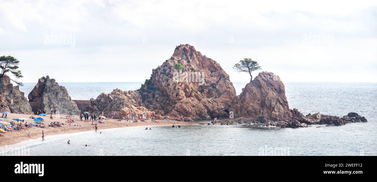 costa marina, località, montagne, foresta, mare, rocce, sentieri di montagna, turismo, località ecologica, città costiera, fauna selvatica, città costiera spagnola, Tossa de Foto Stock