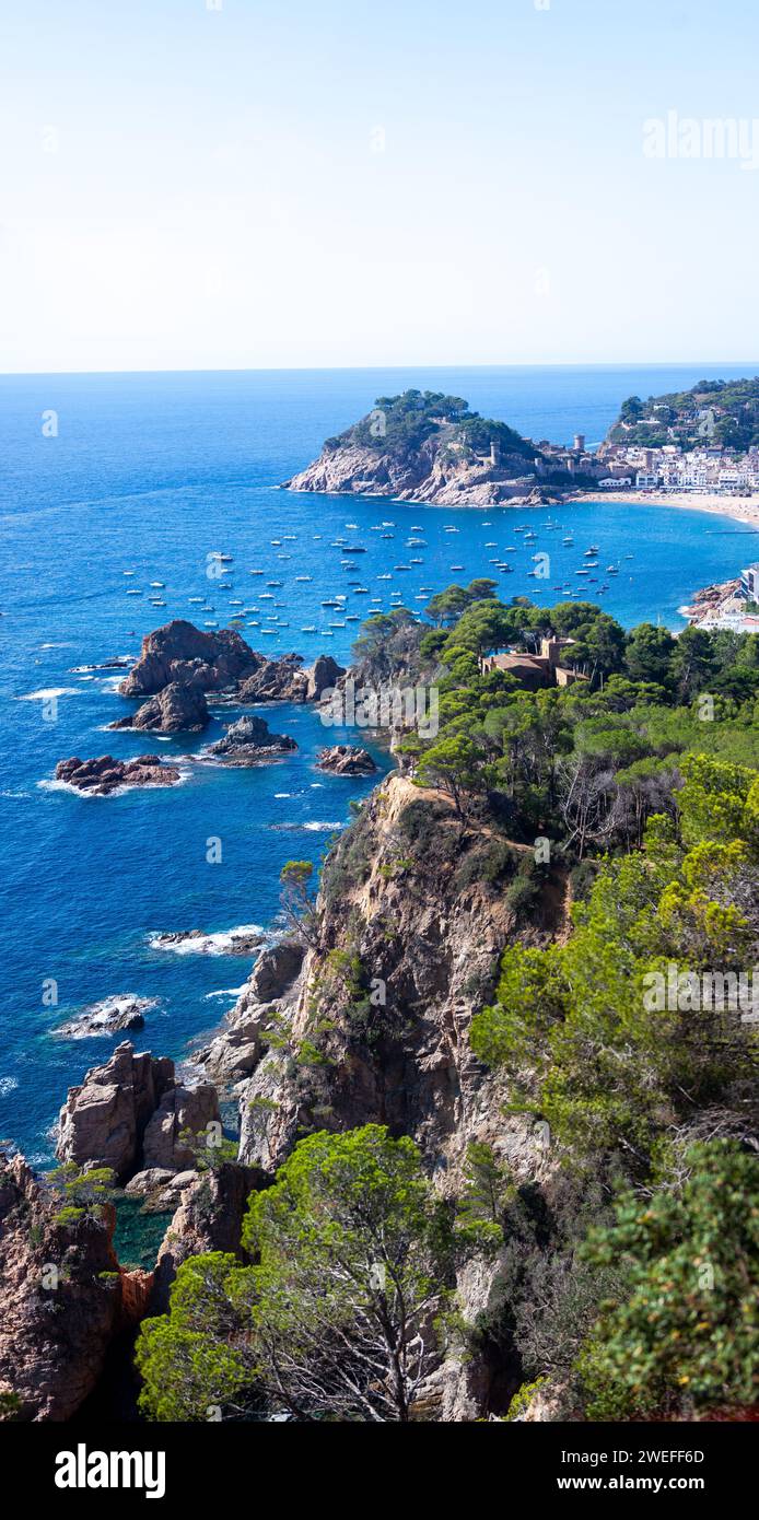costa marina, località, montagne, foresta, mare, rocce, sentieri di montagna, turismo, località ecologica, città costiera, fauna selvatica, città costiera spagnola, Tossa de Foto Stock
