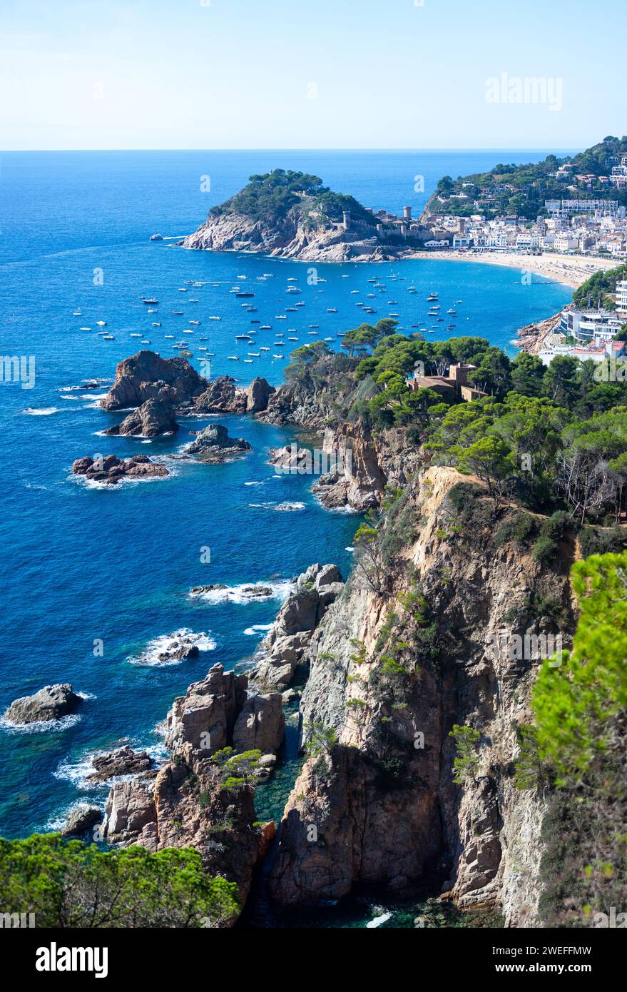 costa marina, località, montagne, foresta, mare, rocce, sentieri di montagna, turismo, località ecologica, città costiera, fauna selvatica, città costiera spagnola, Tossa de Foto Stock