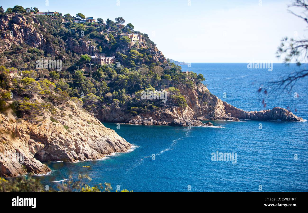 costa marina, località, montagne, foresta, mare, rocce, sentieri di montagna, turismo, località ecologica, città costiera, fauna selvatica, città costiera spagnola, Tossa de Foto Stock