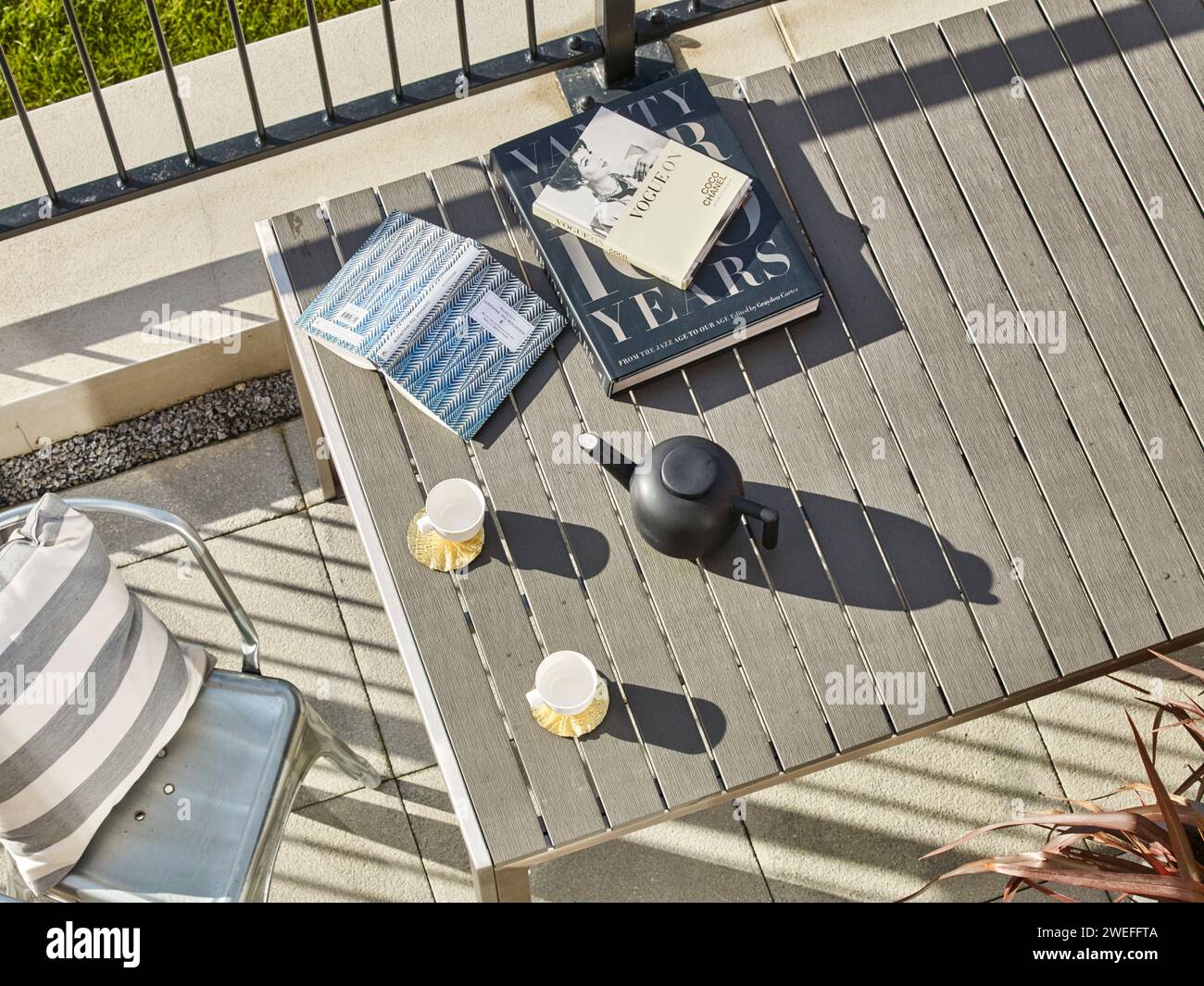 Terrazza con balcone e tavolo Foto Stock