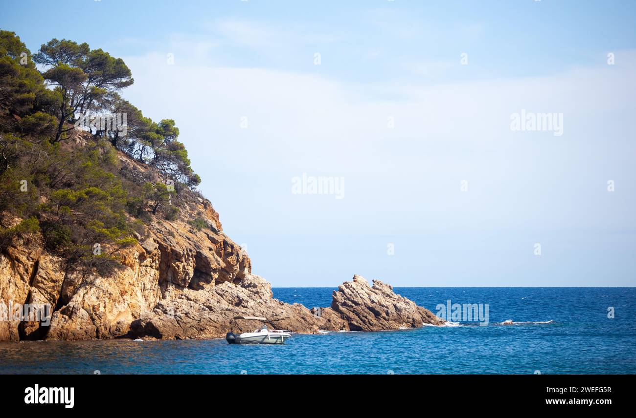 costa marina, località, montagne, foresta, mare, rocce, sentieri di montagna, turismo, località ecologica, città costiera, fauna selvatica, città costiera spagnola, Tossa de Foto Stock