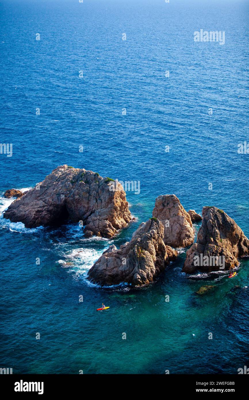 costa marina, località, montagne, foresta, mare, rocce, sentieri di montagna, turismo, località ecologica, città costiera, fauna selvatica, città costiera spagnola, Tossa de Foto Stock