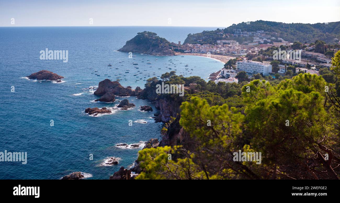 costa marina, località, montagne, foresta, mare, rocce, sentieri di montagna, turismo, località ecologica, città costiera, fauna selvatica, città costiera spagnola, Tossa de Foto Stock