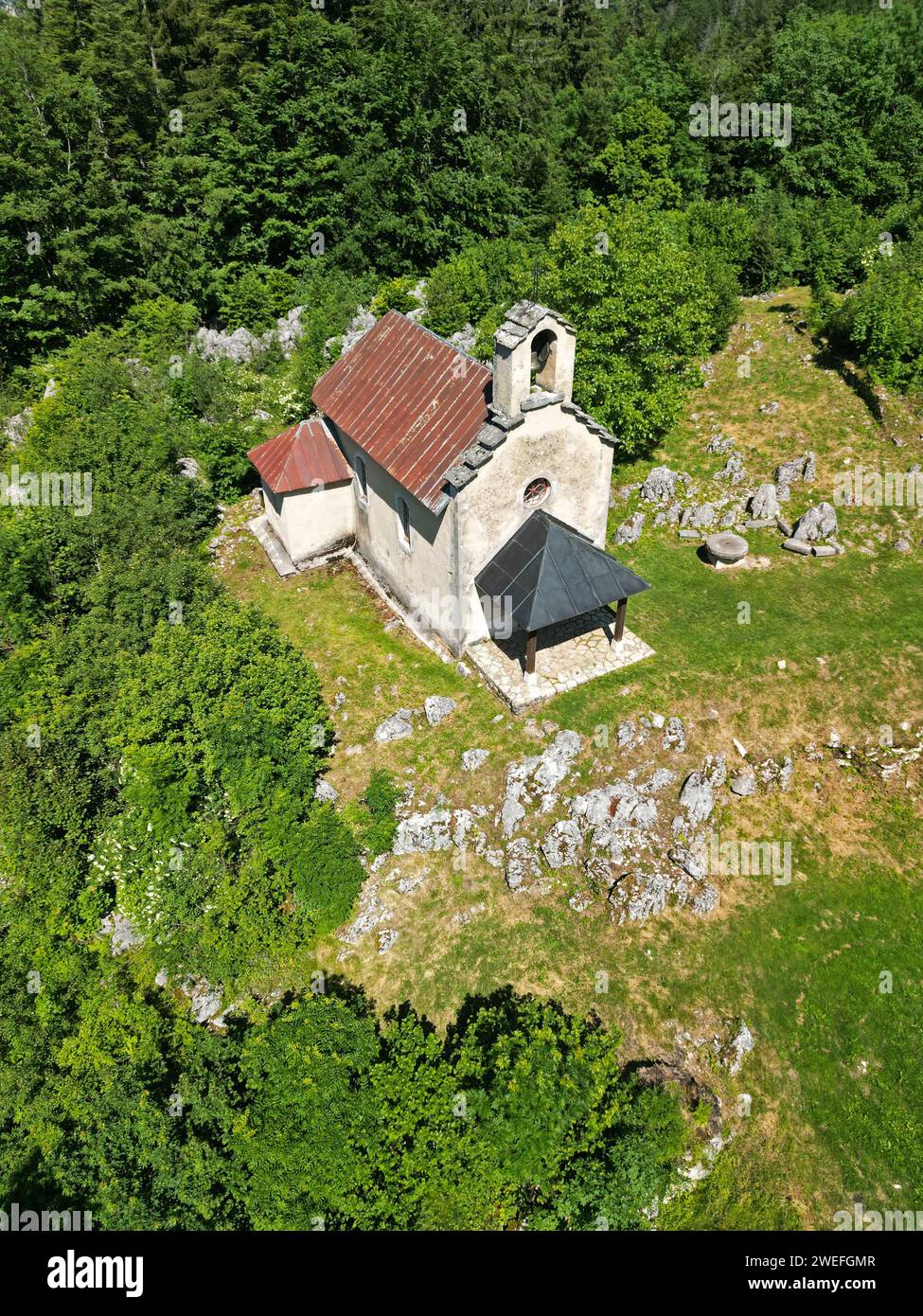 Vista aerea su Valchevrière, cappella e villaggio in rovina, rinascita nel cuore del Vercors vicino a Villard de Lans, Drome, Francia Foto Stock