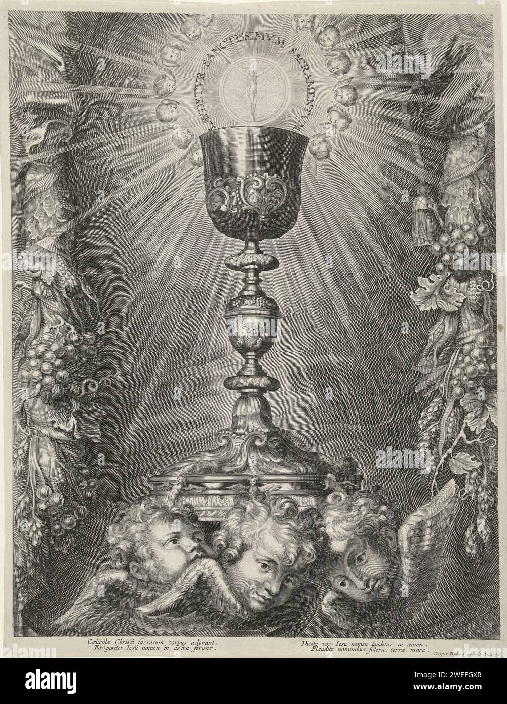 Mandkelk con Hostie, Anonimo, dopo Cornelis Galle (i), 1600 - 1699 stampa grande, calice riccamente decorato indossato da tre ciliegie. Un ospite con un'immagine di Cristo sulla croce galleggia sopra il calice. Su entrambi i lati si trovano grappoli con uva e grani, come simbolo di pane e vino. Sotto lo spettacolo un verso in latino. Tipografia: Olanda meridionale spublisher: Carta Anversa incisione calice che porta l'host. chalice Foto Stock