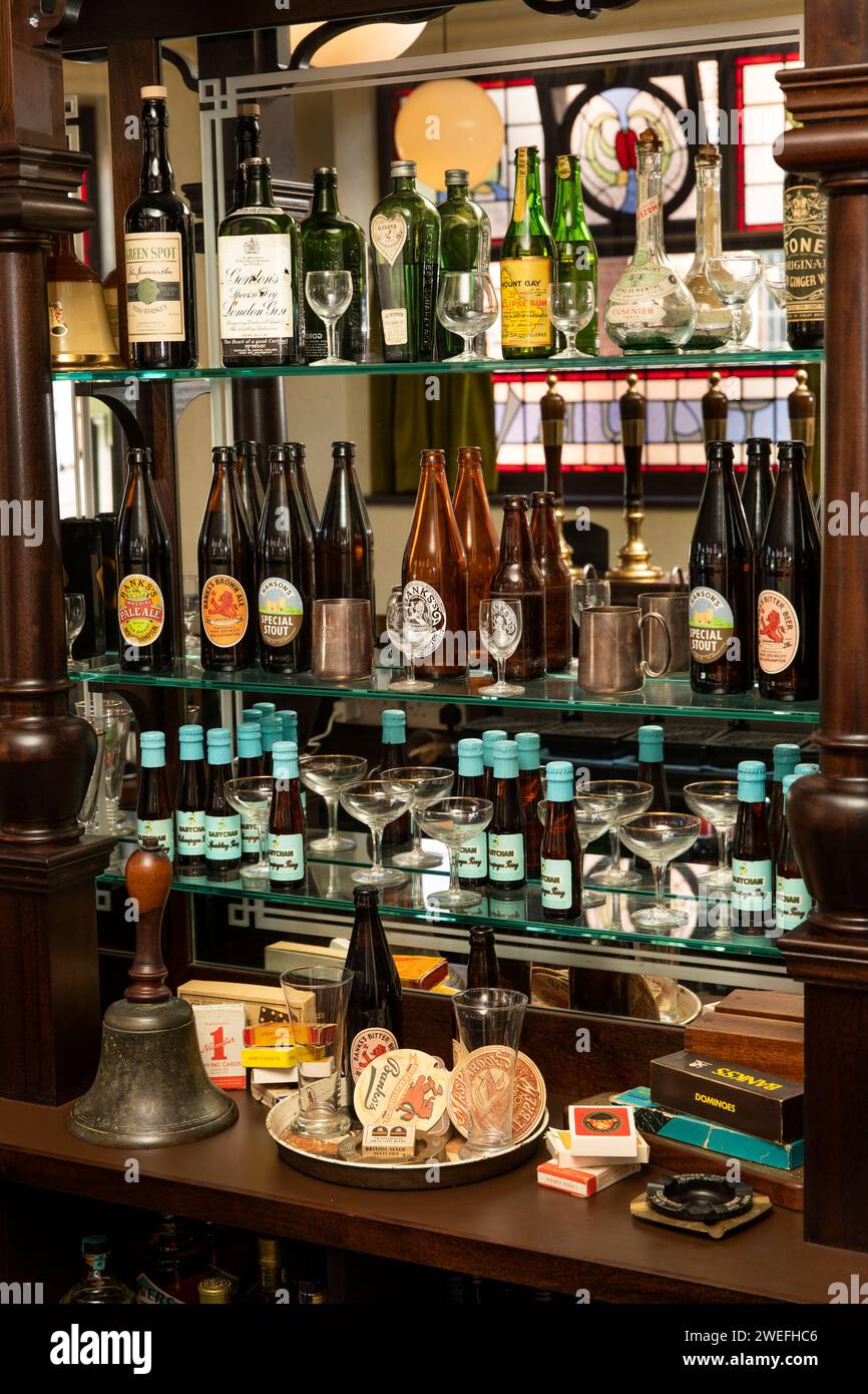 Regno Unito, Inghilterra, West Midlands, Dudley, Black Country Museum, esposizione al bar del pub Elephant and Castle Foto Stock