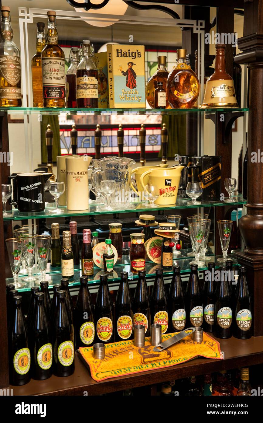 Regno Unito, Inghilterra, West Midlands, Dudley, Black Country Museum, esposizione al bar del pub Elephant and Castle Foto Stock