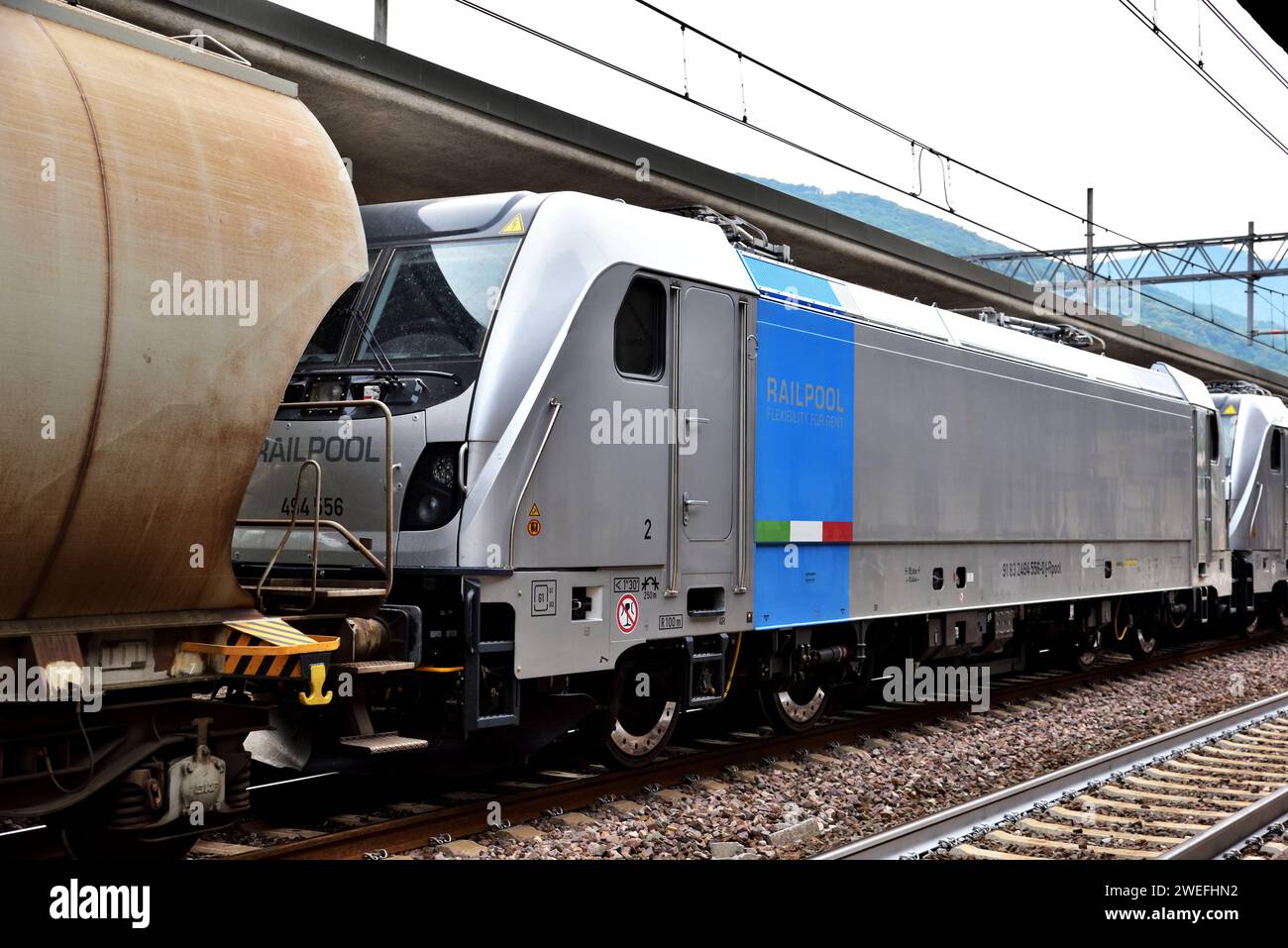 Due locomotive elettriche Captrain Italia Bombardier TRAXX DC3 classe E.494 passano per la stazione di Stresa con un treno merci diretto a nord. Foto Stock