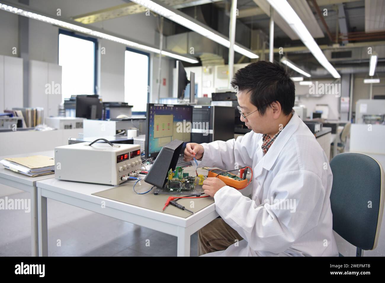 Asian ingegnere al lavoro - Gruppo elettronica e lo sviluppo di un moderno stabilimento Foto Stock