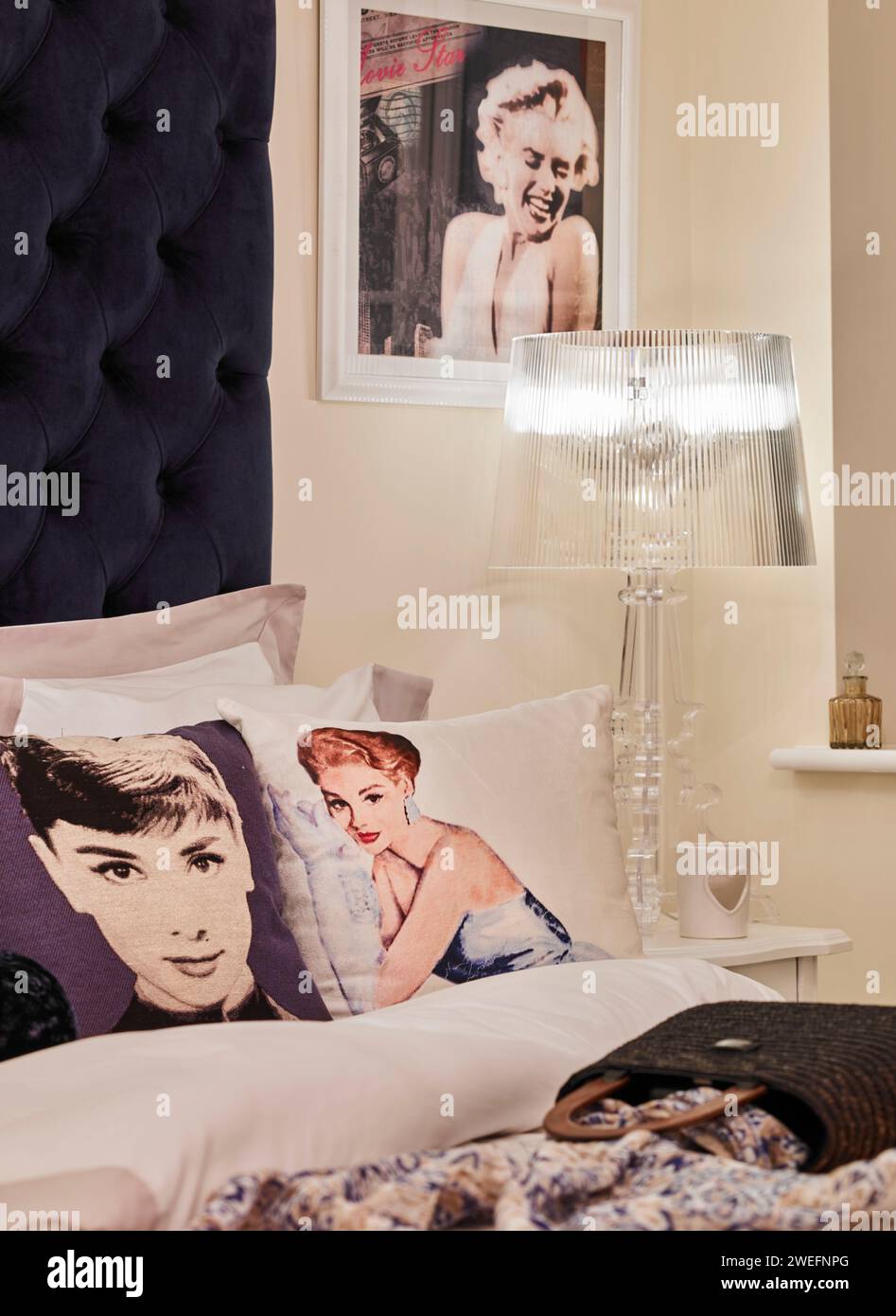 Dettagli della camera da letto con lampada e foto di Marilyn Monroe Foto Stock
