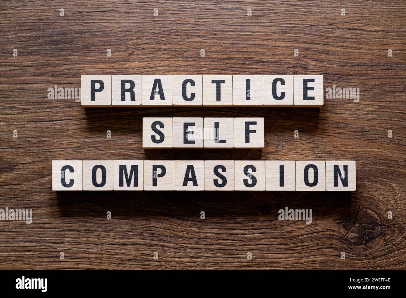 Pratica la compassione di sé - concetto di parole su elementi di base, testo Foto Stock