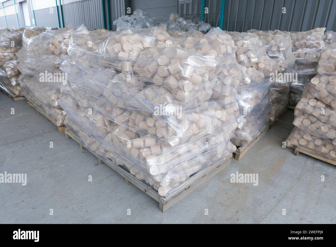 bricchetti riscaldanti in legno impilati per la distribuzione Foto Stock