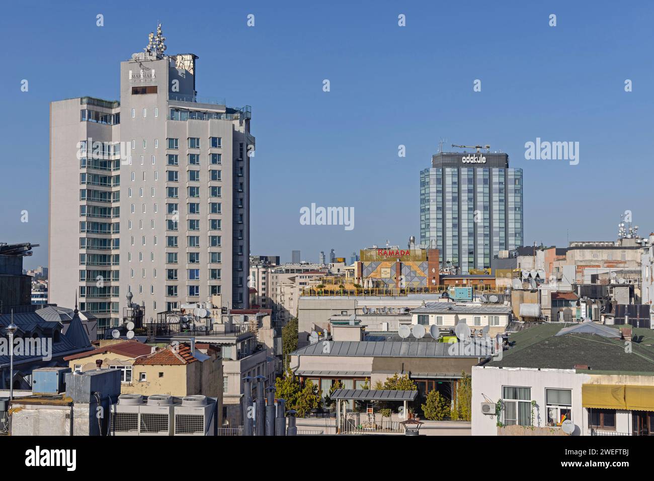 Istanbul, Turchia - 20 ottobre 2023: Marmara Pera Ramada Hotels Adakule grattacieli nel quartiere di Beyoglu. Foto Stock