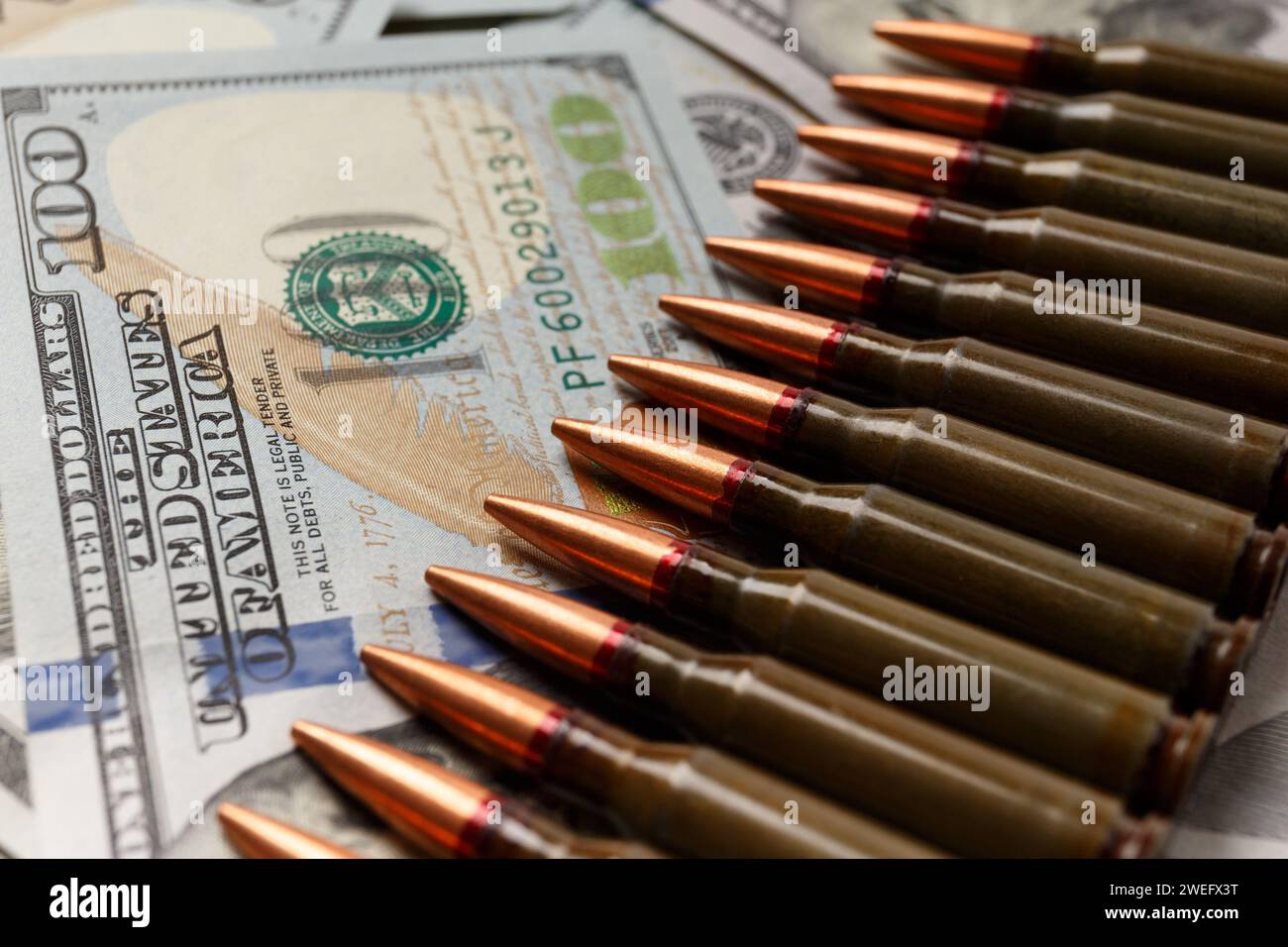 Proiettili dell'esercito da combattimento, cartucce giacciono sulle banconote in dollari americani, il concetto di commercio di armi, finanziamento di operazioni militari, aiuti militari. Foto Stock