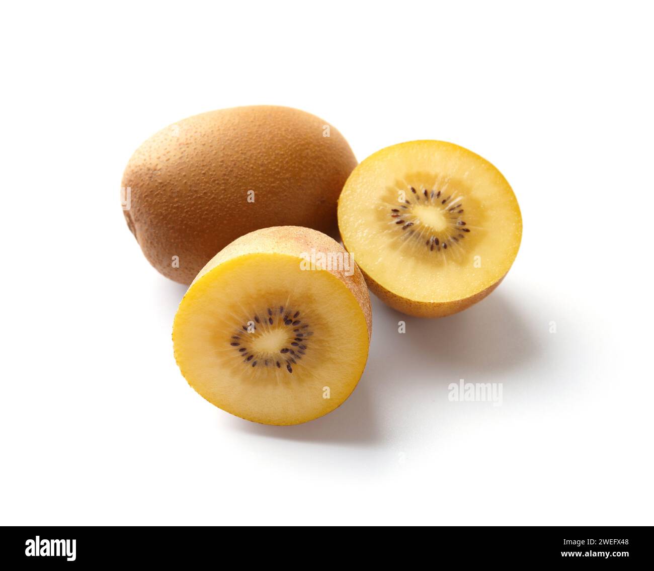 Kiwi dorati maturi interi e tagliati a metà isolati su sfondo bianco. Kiwi con polpa dolce succosa gialla (Actinidia chinensis). Foto Stock