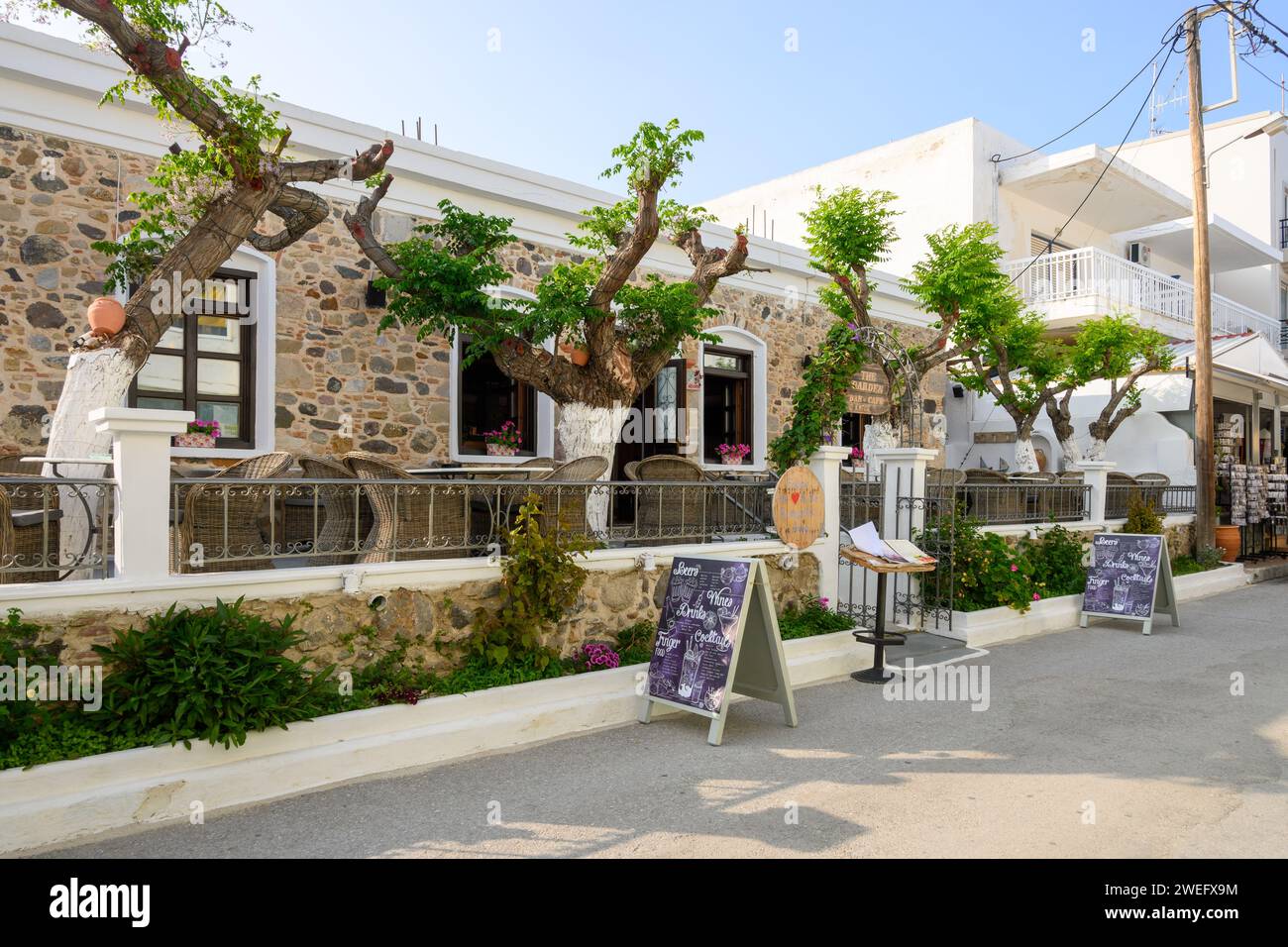 Kos, Grecia - 12 maggio 2023: Caffetteria greca nel villaggio costiero di Kardamena sull'isola di Kos Foto Stock