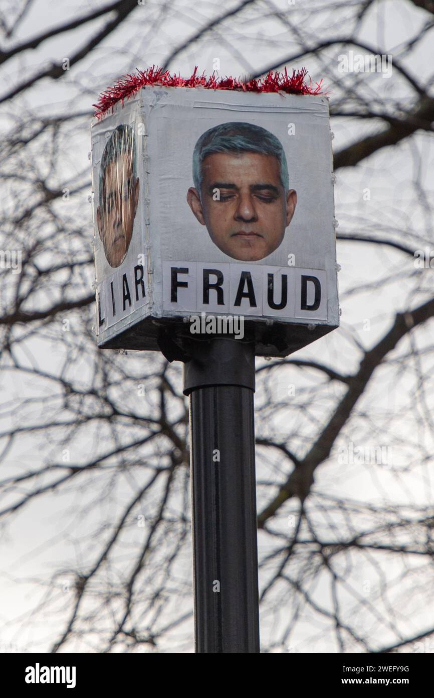 Harefield, Regno Unito. 25 gennaio 2024. I "Blade Runner" anti Ultra Low Emission zone (ULEZ) sono stati impegnati a Harefield, nel borgo londinese di Hillingdon. Hanno coperto una macchina fotografica ULEZ con una scatola e foto di Sadiq Khan con le parole "ladro, bugiardo, frode e crudele" sotto le sue foto. Credito: Maureen McLean/Alamy Live News Foto Stock