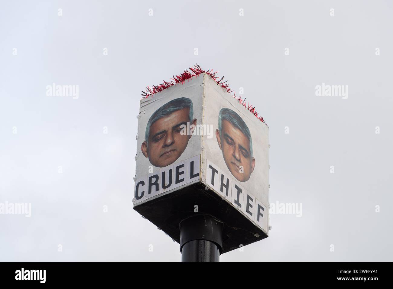 Harefield, Regno Unito. 25 gennaio 2024. I "Blade Runner" anti Ultra Low Emission zone (ULEZ) sono stati impegnati a Harefield, nel borgo londinese di Hillingdon. Hanno coperto una macchina fotografica ULEZ con una scatola e foto di Sadiq Khan con le parole "ladro, bugiardo, frode e crudele" sotto le sue foto. Credito: Maureen McLean/Alamy Live News Foto Stock
