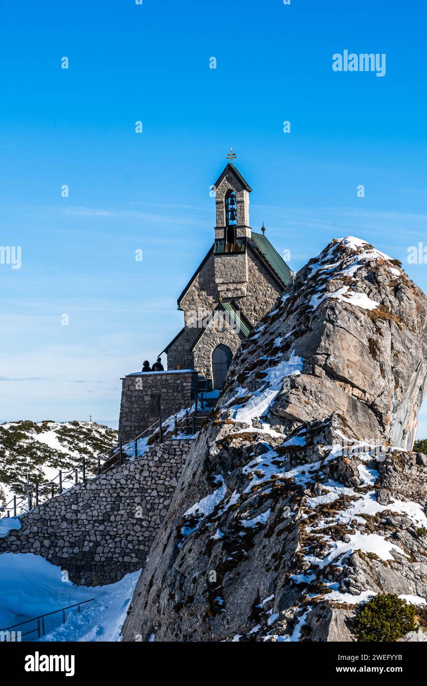 Vista della chiesa sul monte Wendelstein in una soleggiata giornata invernale. È la chiesa più alta della Germania. Verticale con spazio di copia Foto Stock