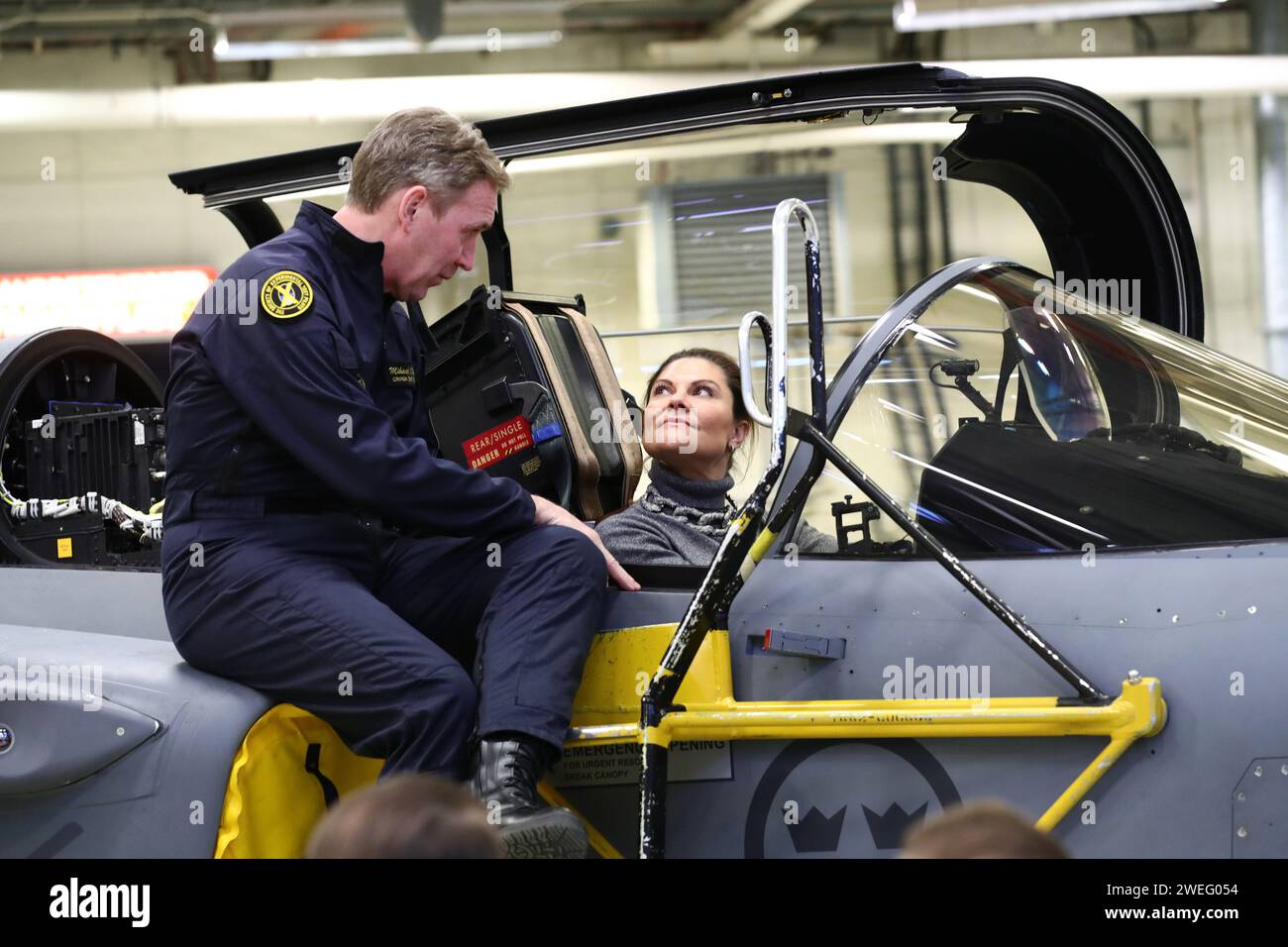 La principessa ereditaria svedese Vittoria e il principe Daniele visitano la società aerospaziale e di difesa Saab, a Linköping, in Svezia, durante giovedì. Nella foto: Qui con Mikael Olsson di Saab. Foto Stock