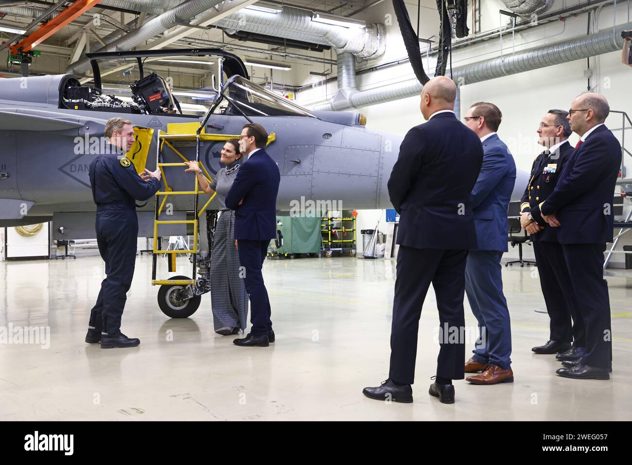 La principessa ereditaria svedese Vittoria e il principe Daniele visitano la società aerospaziale e di difesa Saab, a Linköping, in Svezia, durante giovedì. Foto Stock