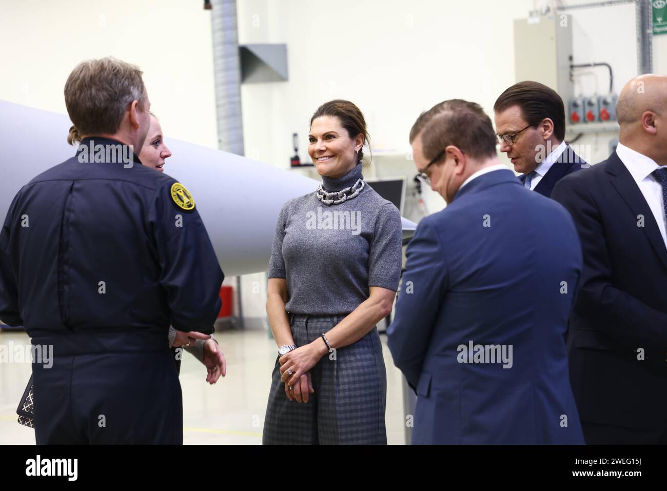 Linköping, Svezia. 25 gennaio 2024. La principessa ereditaria svedese Vittoria e il principe Daniele visitano la società aerospaziale e di difesa Saab, a Linköping, in Svezia, durante giovedì. Credito: Jeppe Gustafsson/Alamy Live News Foto Stock