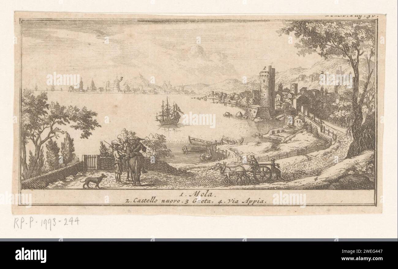 Golf van Gaeta, Pieter van der AA (i), 1682 - 1730 stampa Vista del Golfo di Gaeta sulla costa occidentale italiana. Una nave a vela naviga sull'acqua. Sullo sfondo a destra una torre e un castello. Una strada corre in primo piano. Elenco delle lettere esplicative in Submarga. carta che incide paesaggi. barca a vela, barca a vela. golfo, baia. costa. castle Gaeta Foto Stock