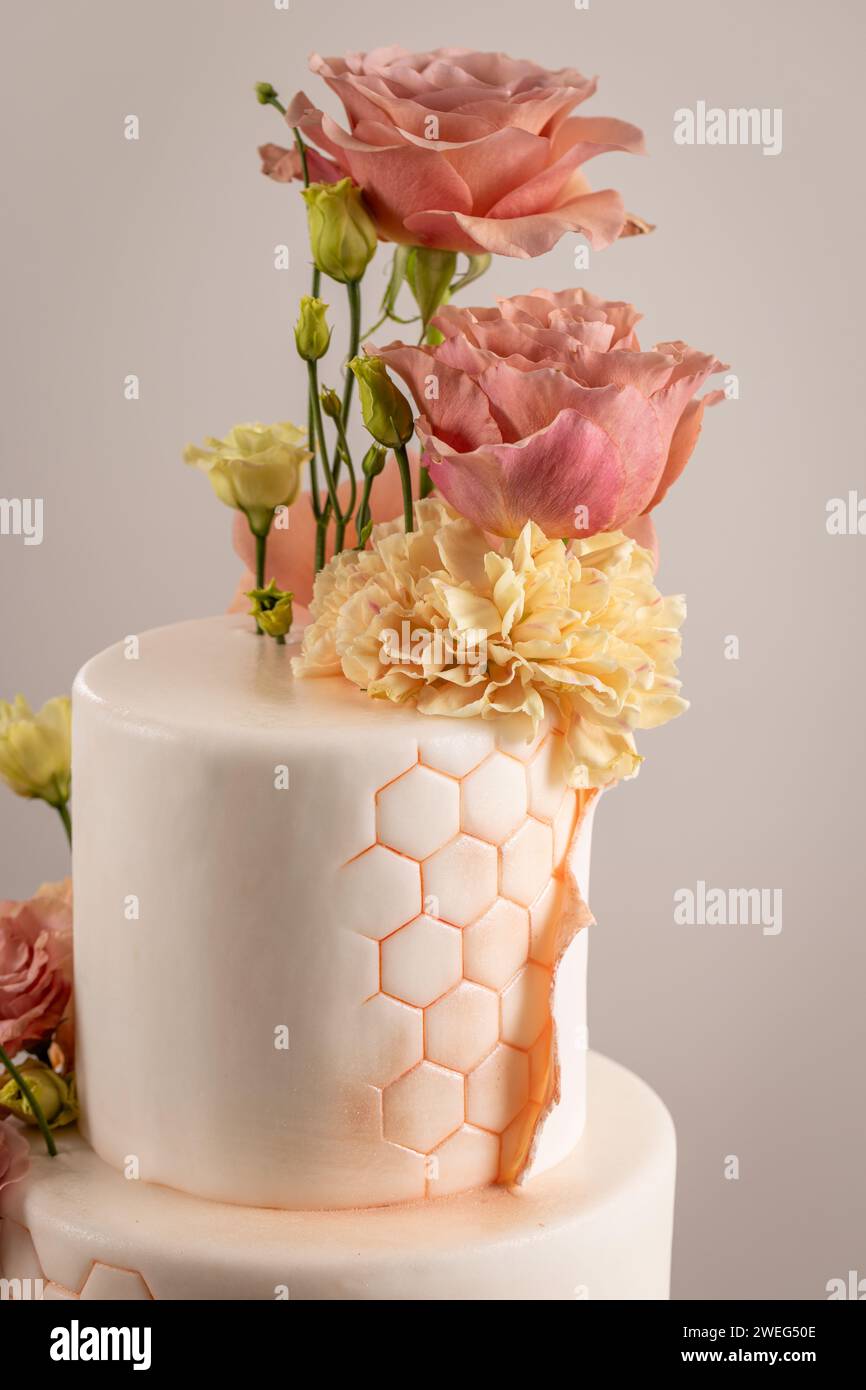 Torta nuziale con fiori ravvicinati Foto Stock