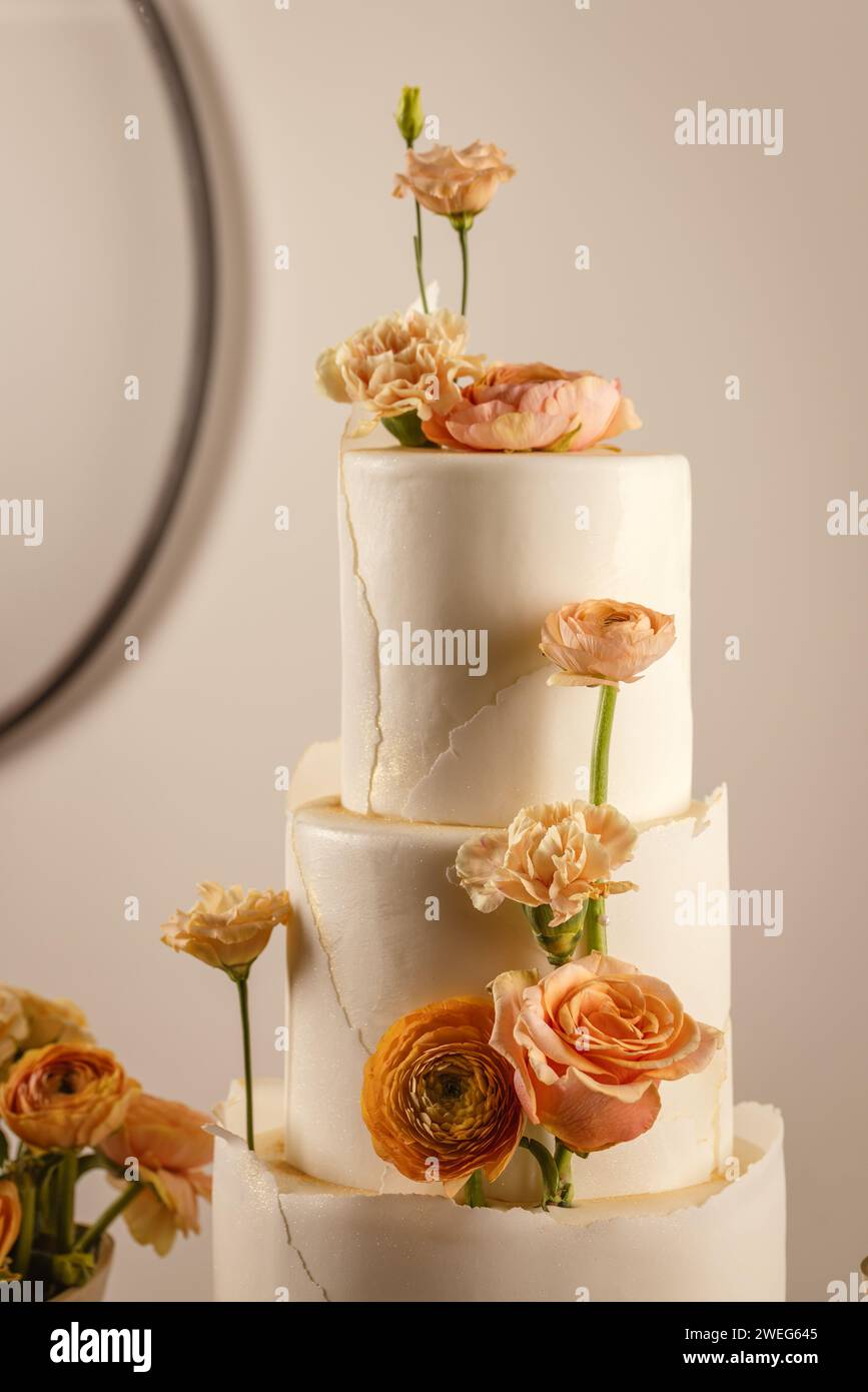 Torta nuziale in stile elegante decorata con fiori. Dolci da sposa. Foto Stock