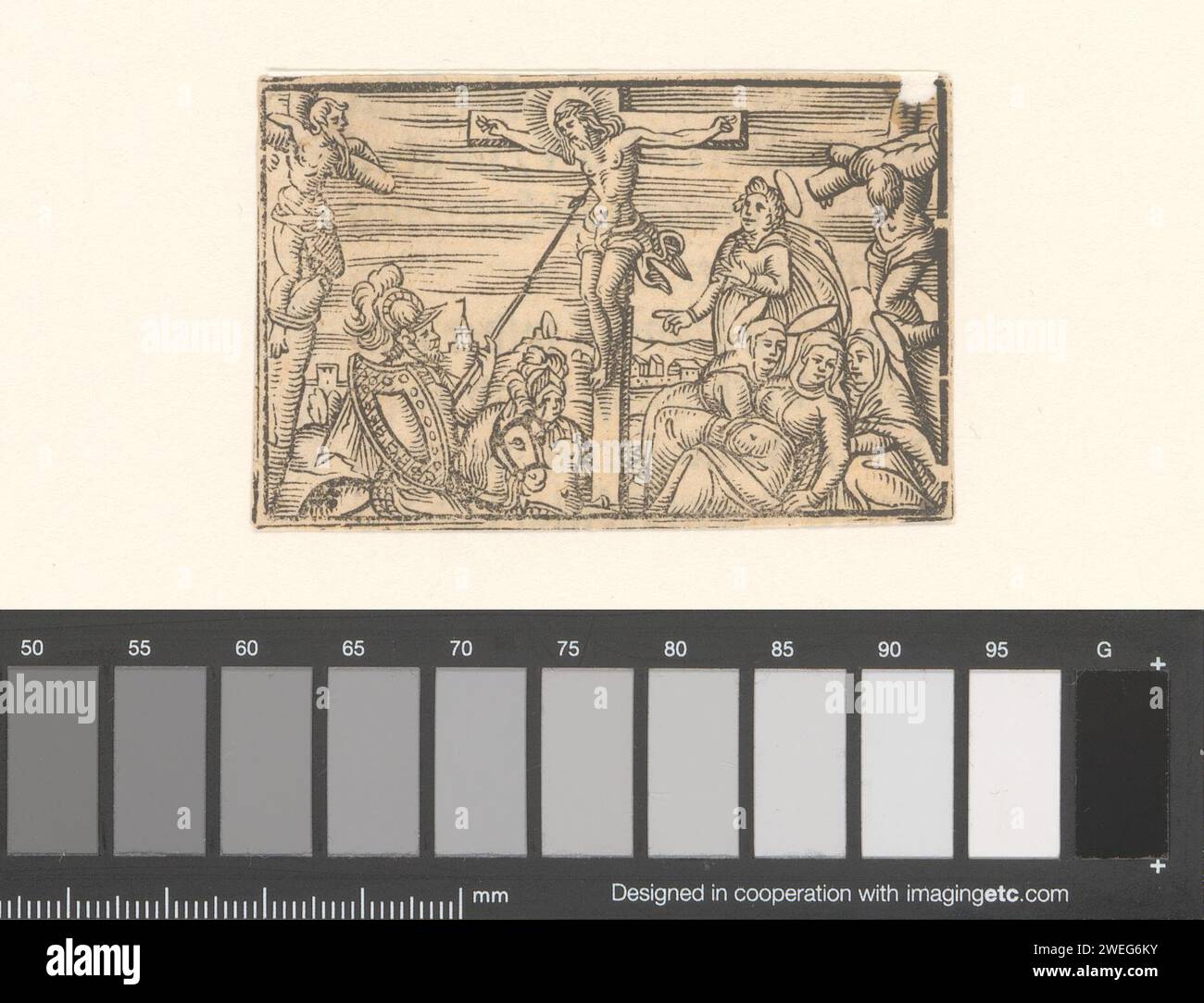 Cristo in croce con longino che lo mette al suo fianco, anonimo, c. 1550 - c. 1600 stampa su carta tipografica con Cristo crocifisso con Maria, Giovanni e Maria Maddalena - DD - le tre croci. Longinus trafigge il fianco di Cristo con una lancia Foto Stock