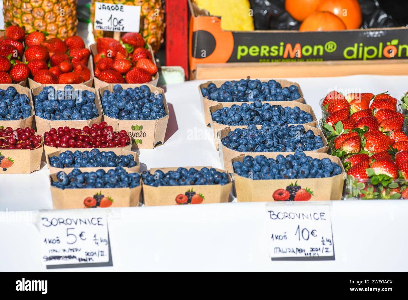 Negozio di frutta Ljubljana Central Market: Lamponi, fragole, mirtilli, ciliegie, anane. Slovenia Foto Stock